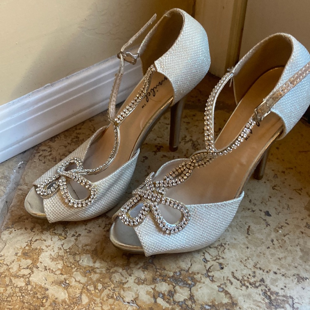 Women’s size 7 high heel white silver formal